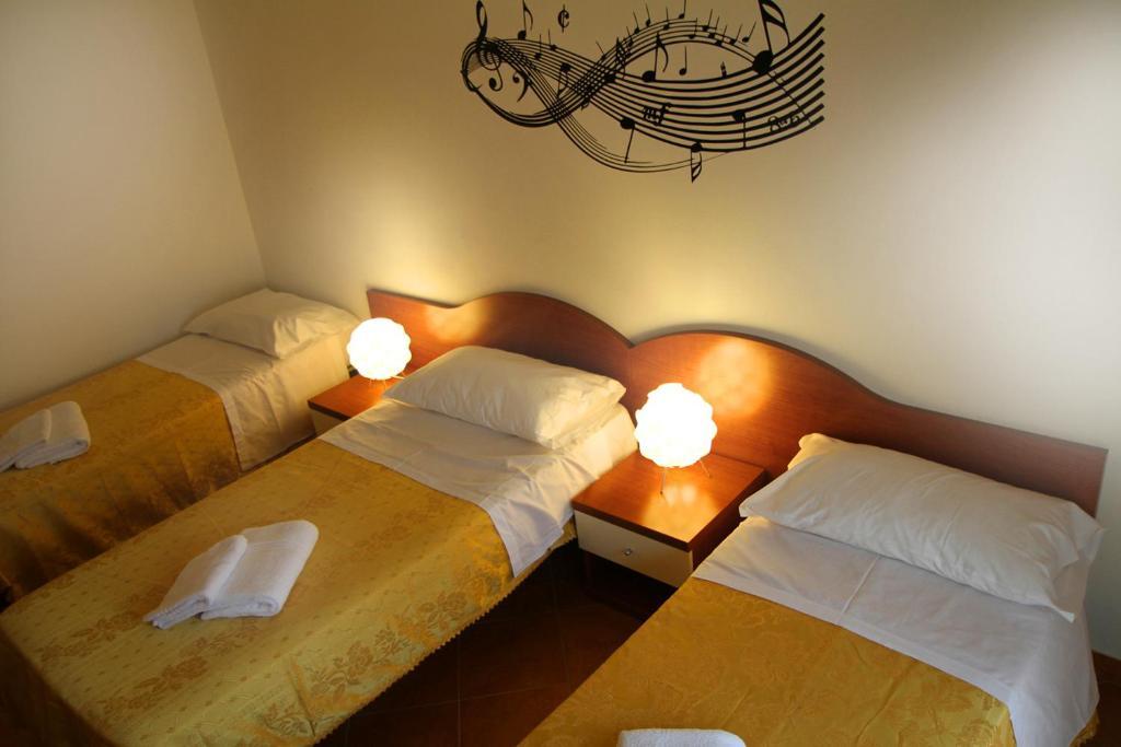 Triple Room with Shared Bathroom,43987249:JPEG